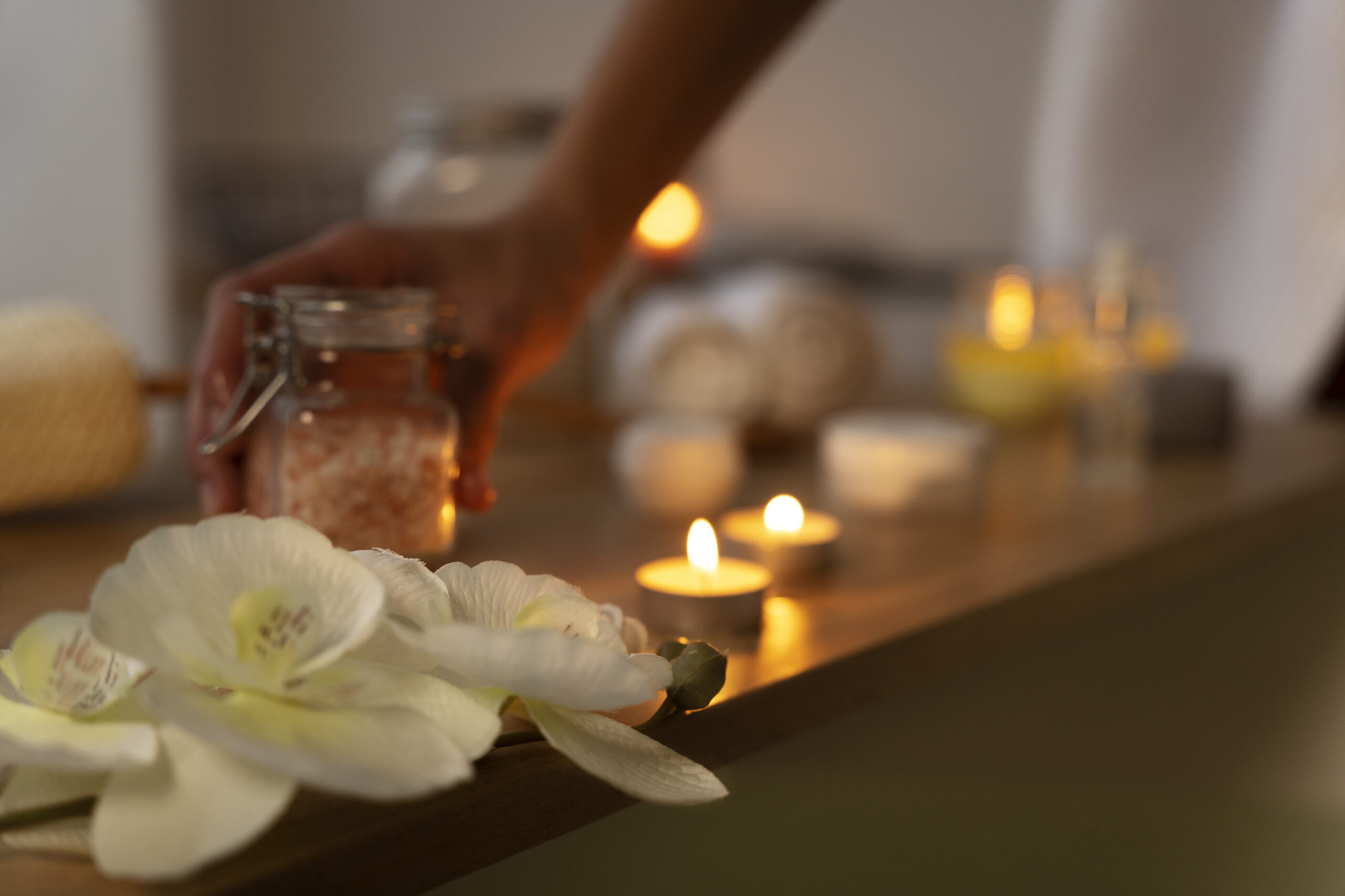 femme-prenant-sel-bain-pour-mettre-dans-eau-avant-prendre-bain