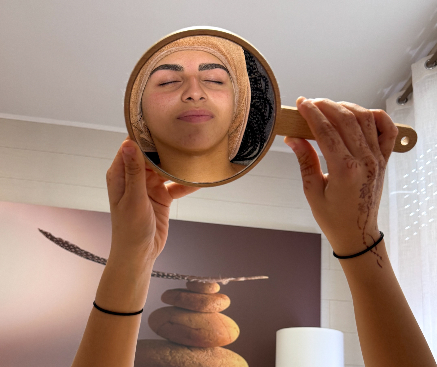 la cliente se regarde dans le miroir 