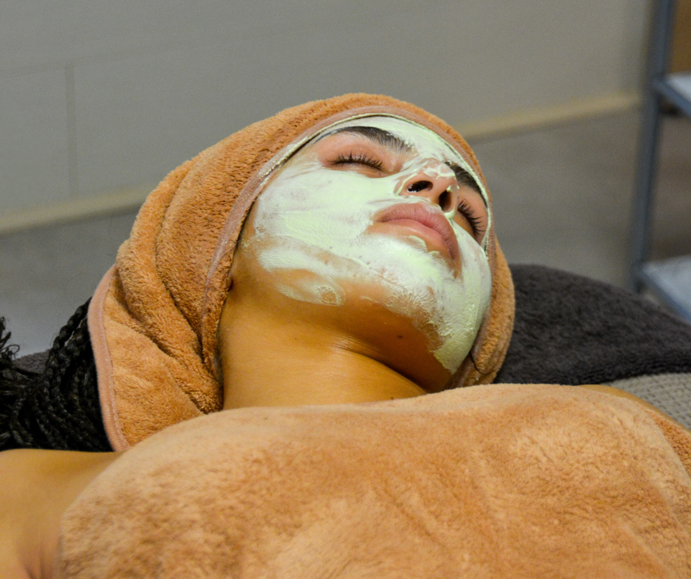 la cliente se repose avec un masque sur le visage
